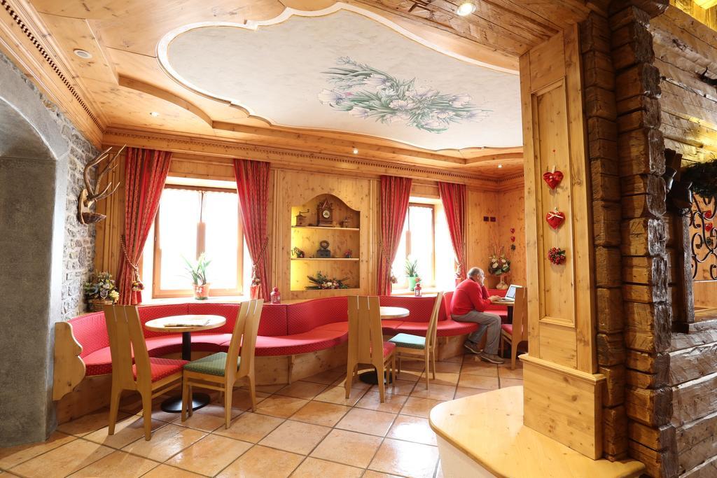 Albergo Centrale 포르니 디 소프라 외부 사진