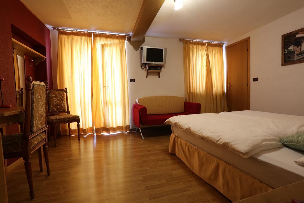 Albergo Centrale 포르니 디 소프라 객실 사진