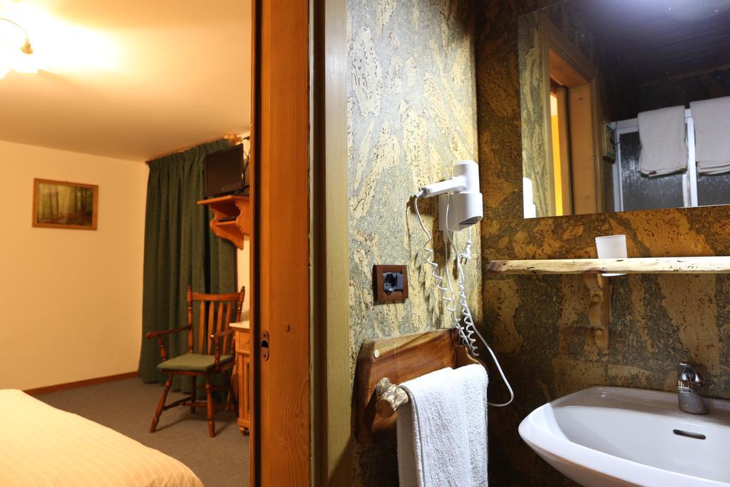 Albergo Centrale 포르니 디 소프라 외부 사진